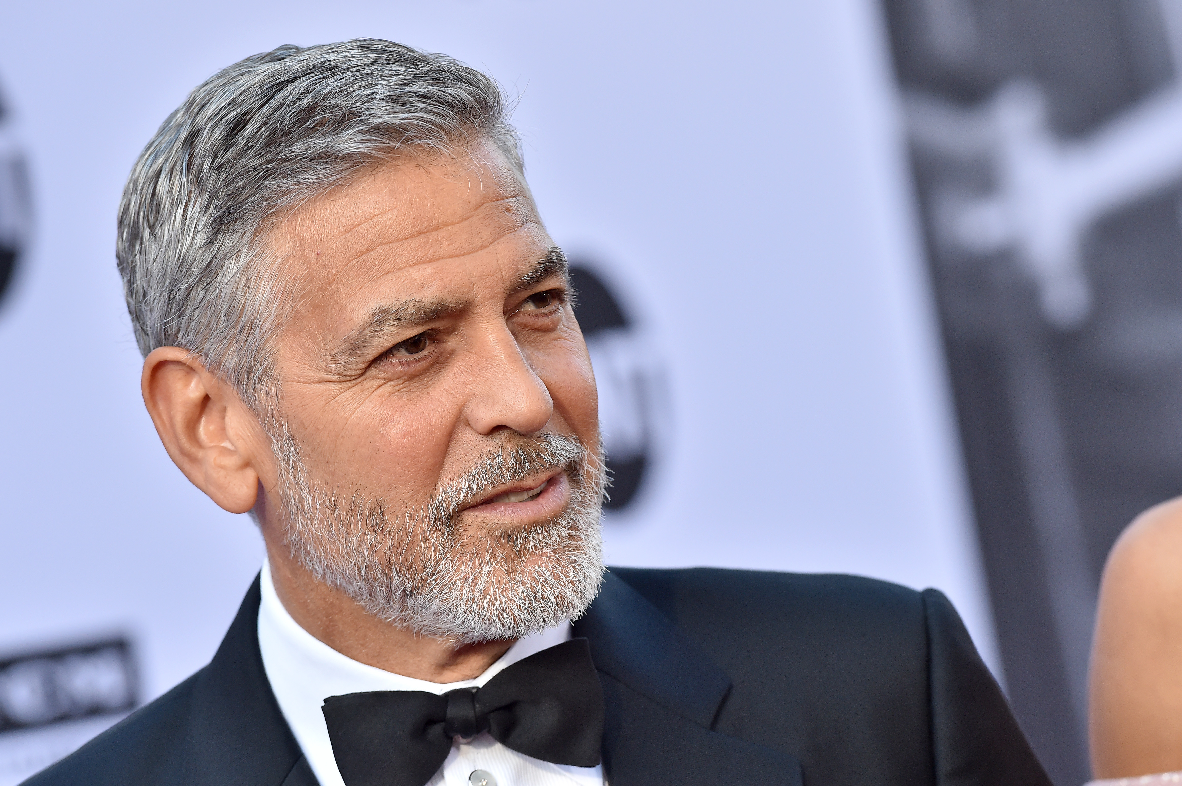 Чуть седой. Джордж Клуни. Джордж Клуни 2021. Джордж Клуни сейчас 2022. Джордж Клуни 2020.